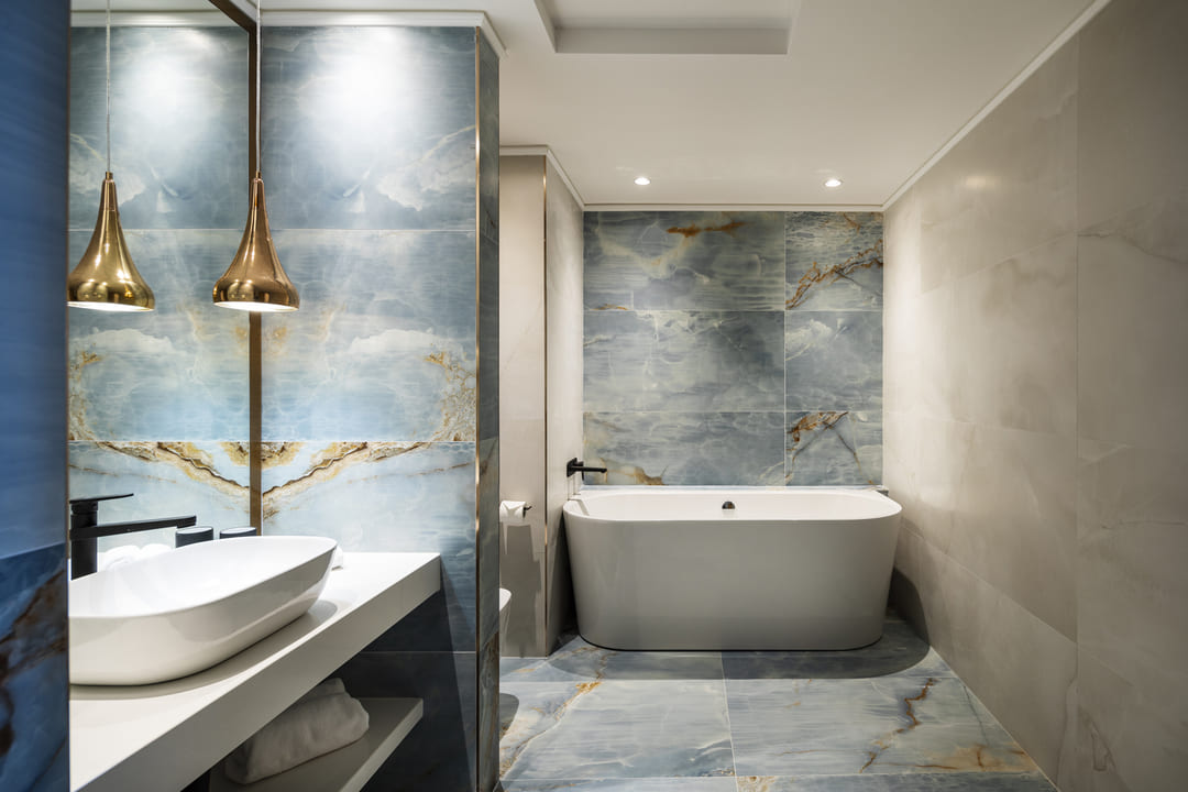 App_1_Bed_Delux_Bathroom.jpg