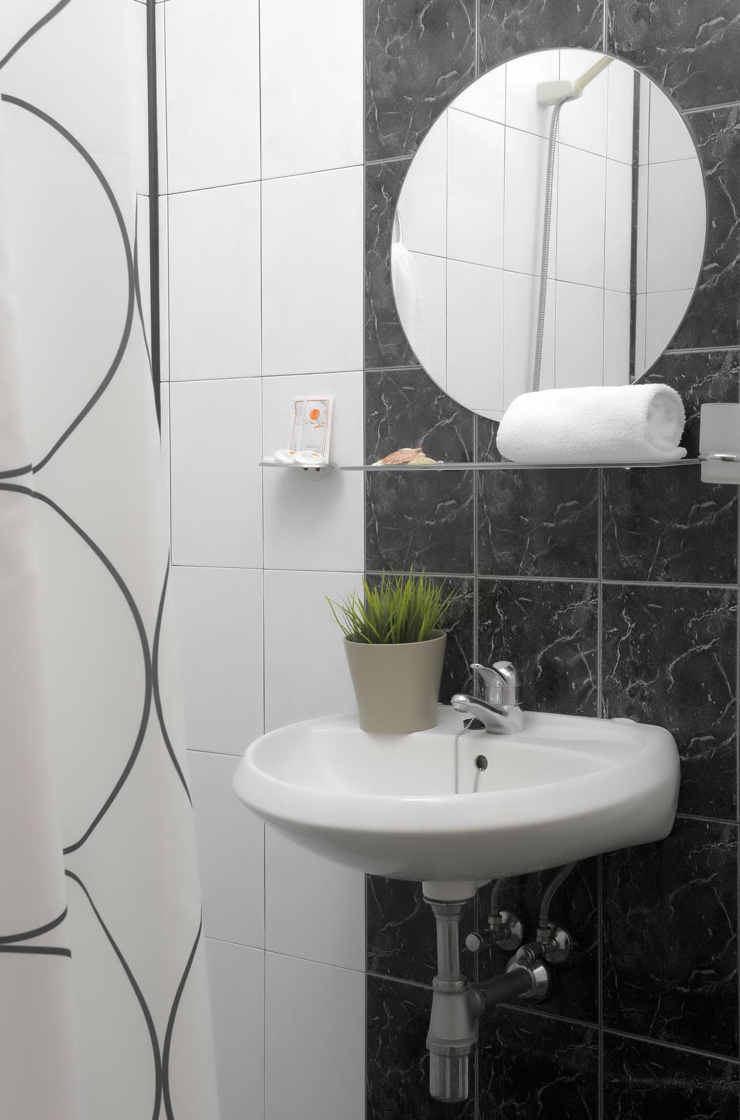 Studio_Bathroom.jpg