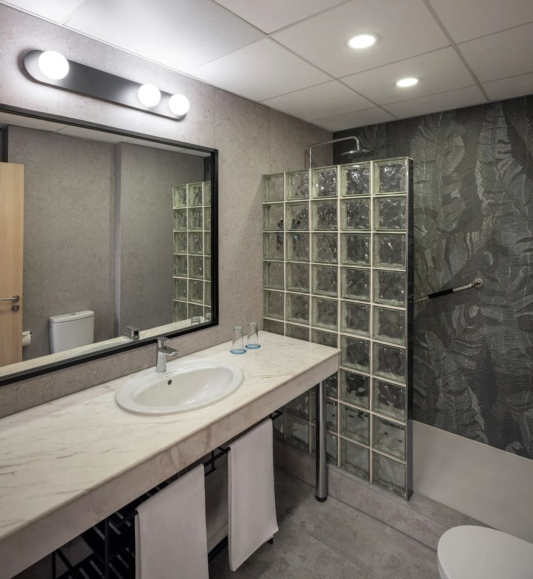 Suite_BAthroom.jpg