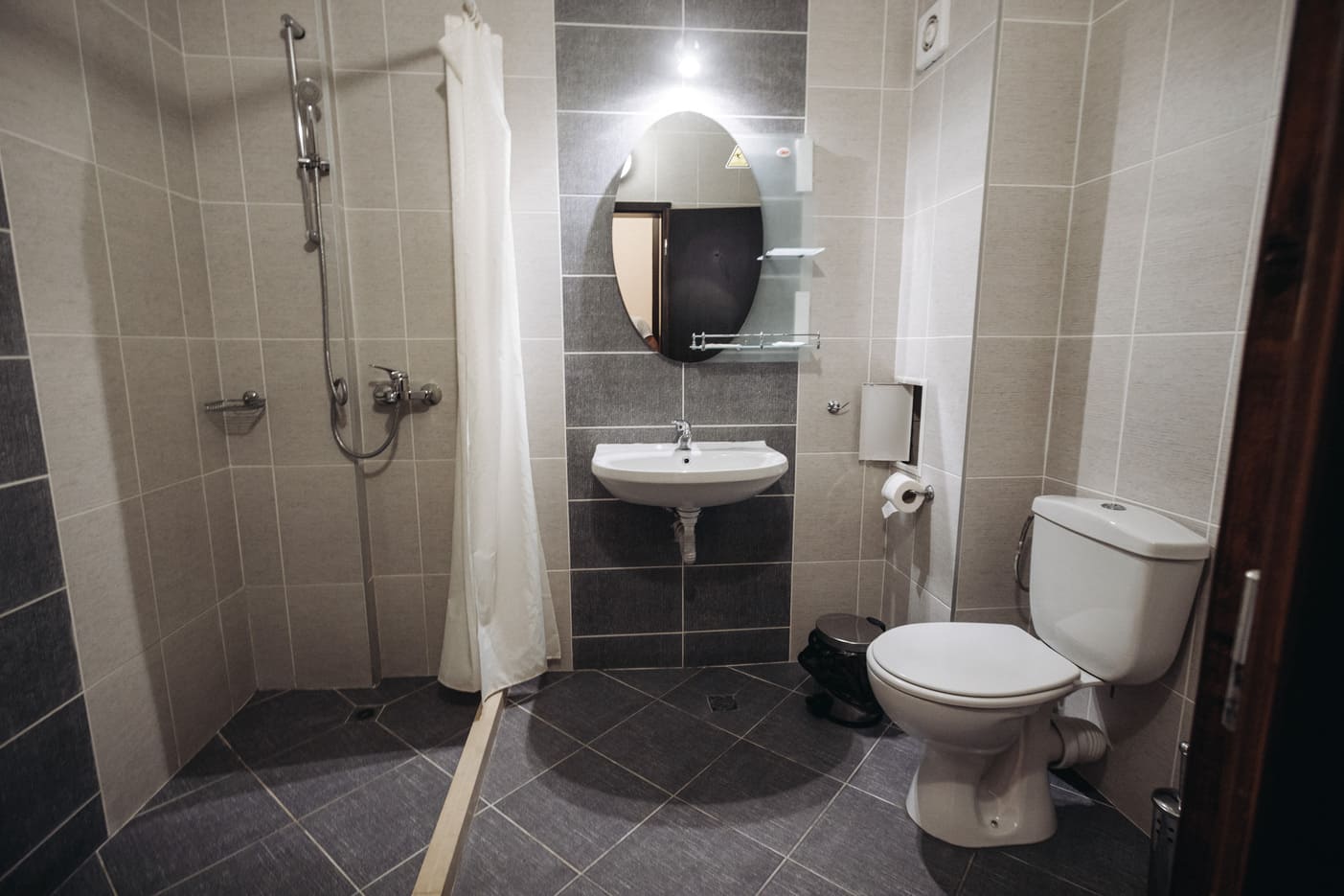 Bathroom_3.jpg