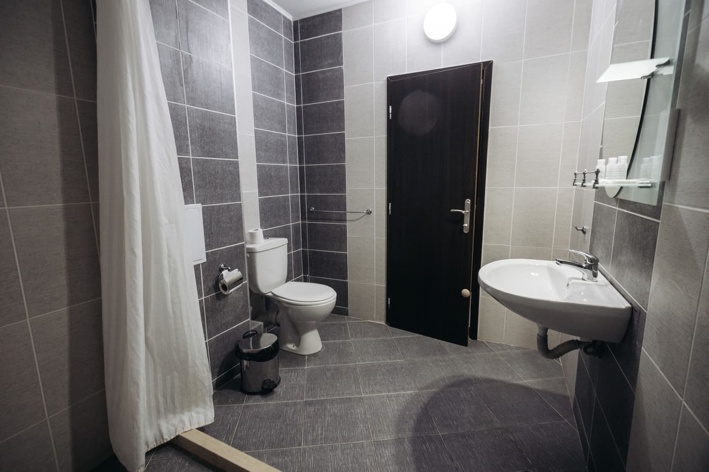 Bathroom_2.jpg