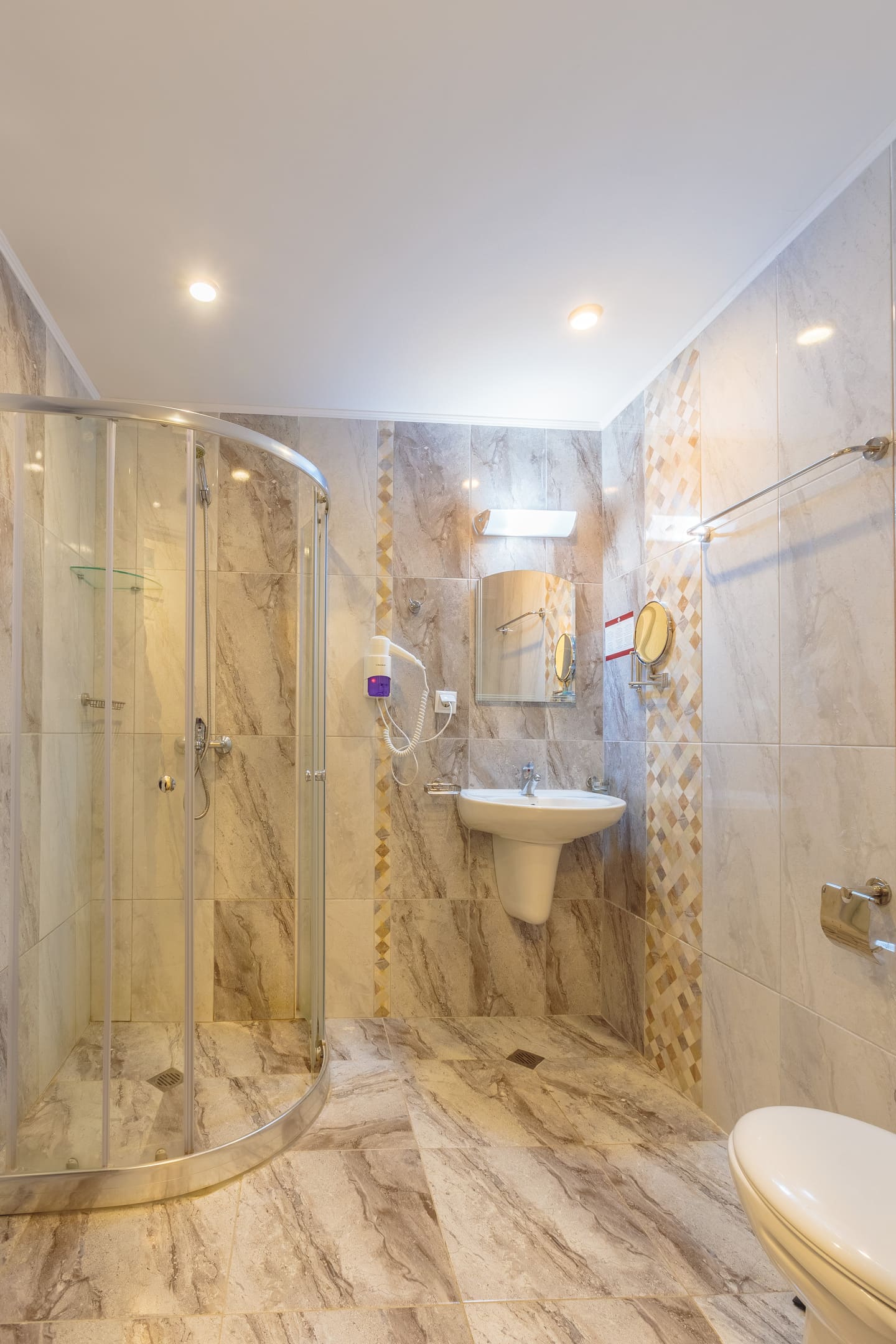 App_One_Badroom_Bathroom.jpg