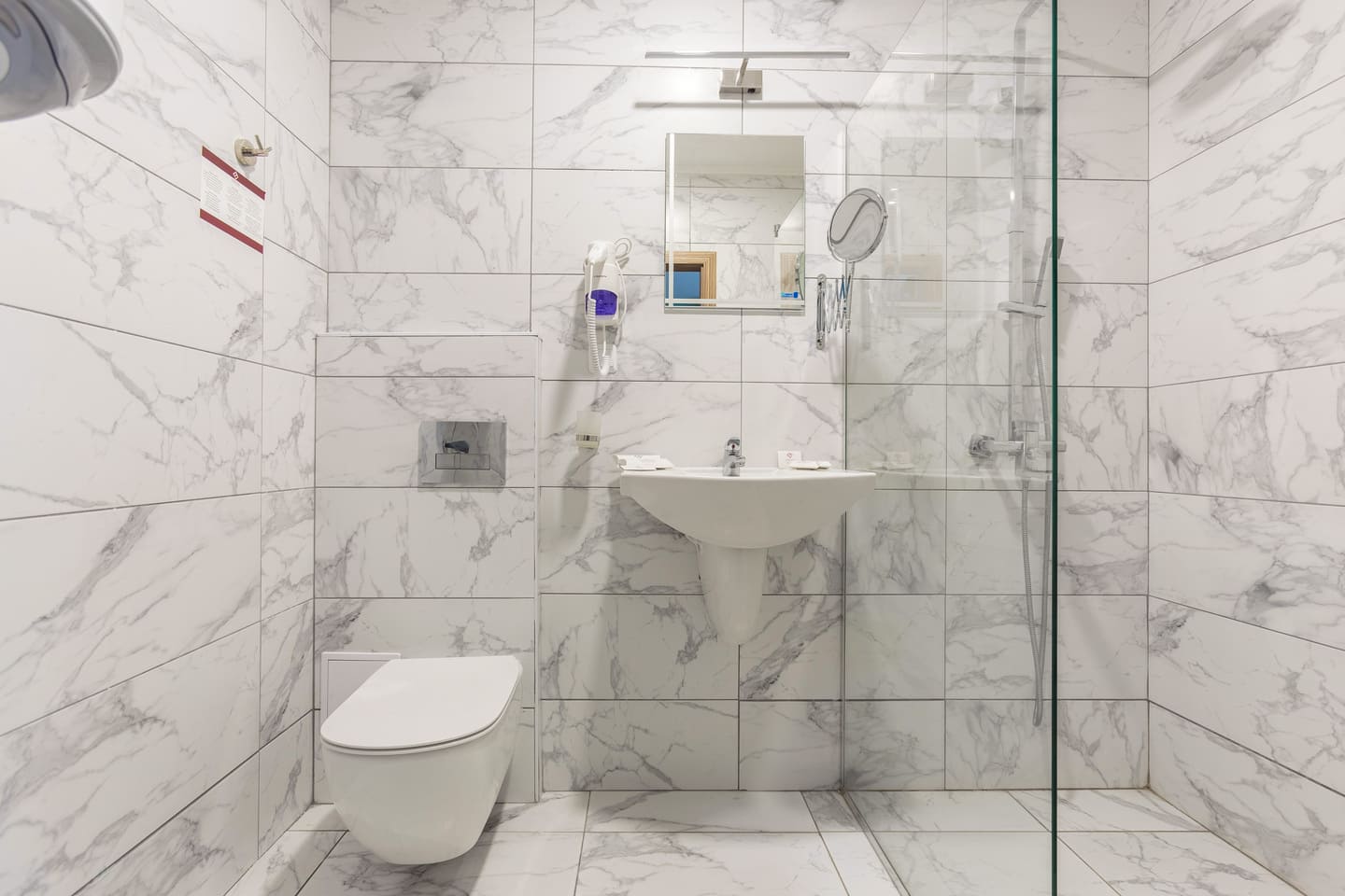DBL_Deluxe_Bathroom.jpg
