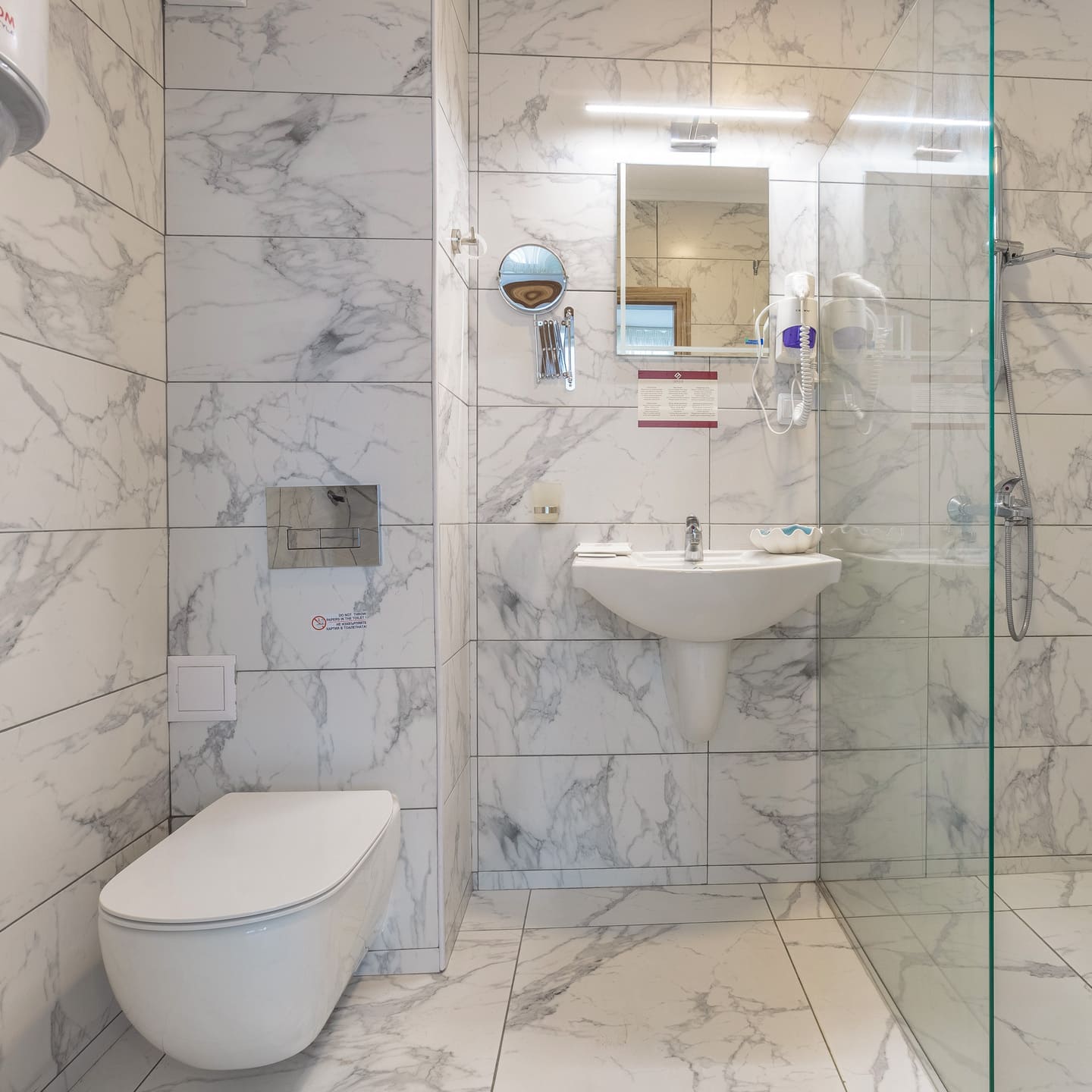 DBL_Deluxe_Bathroom_2.jpg