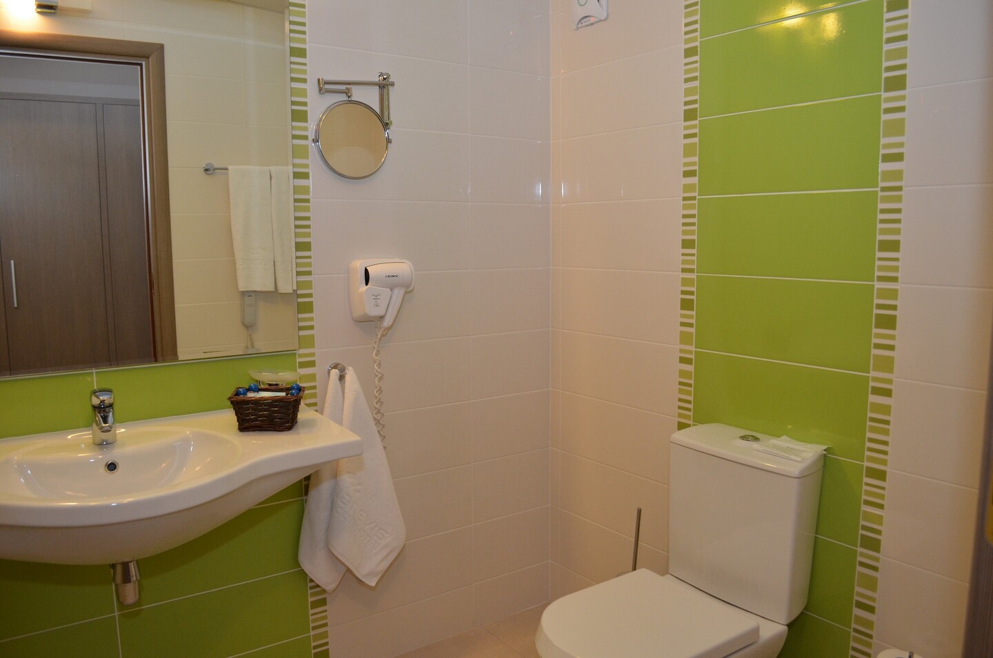 Family_Room_Bathroom_5.jpg