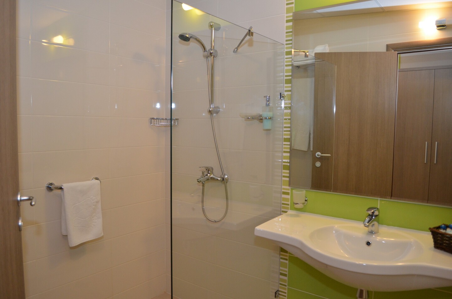 Family_Room_Bathroom_6.jpg