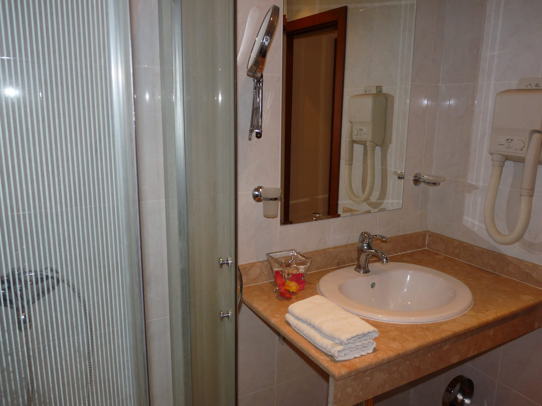 App_Standard_Bathroom.jpg