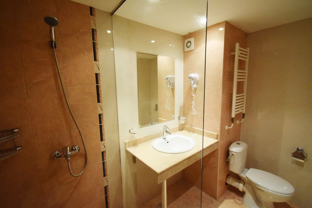 App_Standard_Bathroom_1.jpg