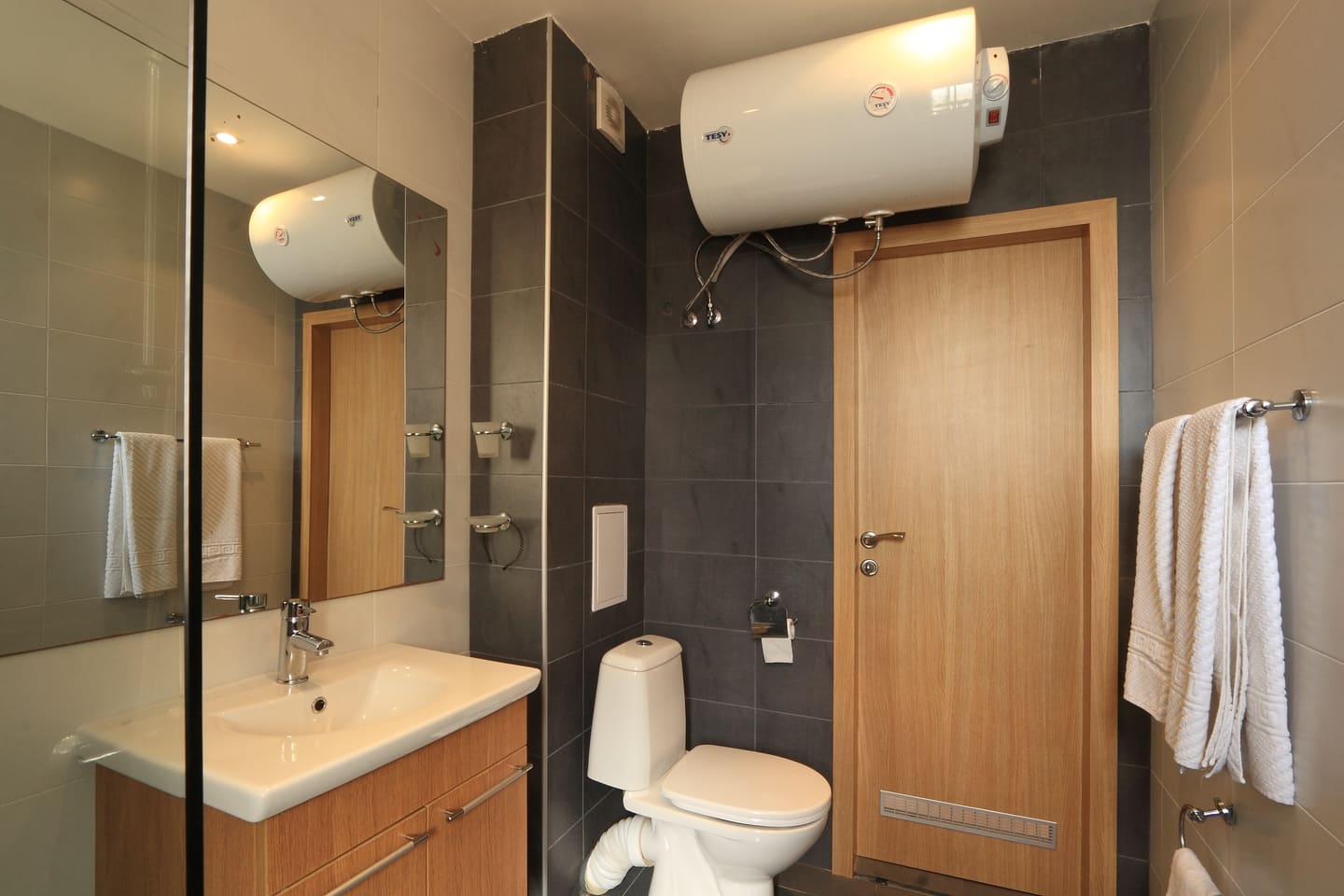Studio_Bathroom_1.jpg