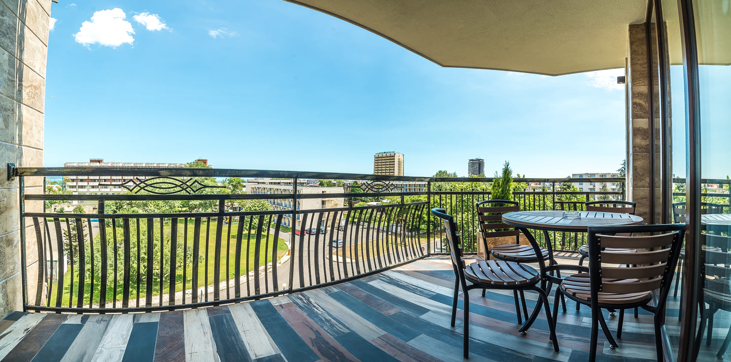Studio_Large_Balcony.jpg