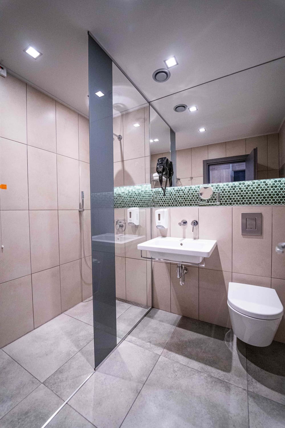 Fam_Bathroom.jpg