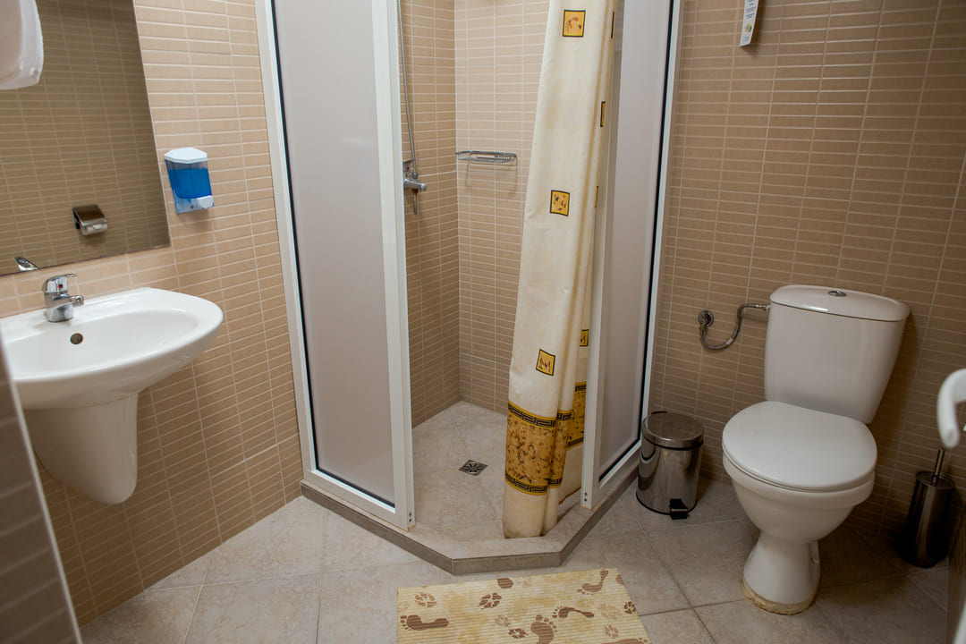 Bathroom_3.jpg
