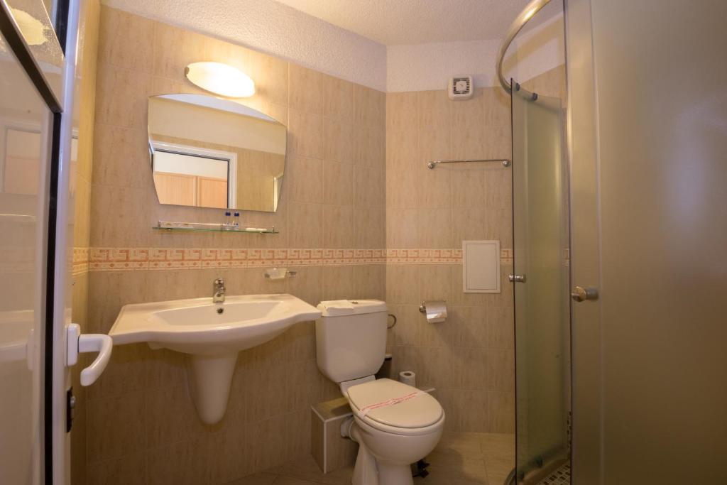 DBL_Bathroom.jpg