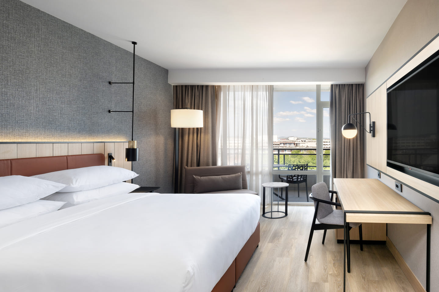 Junior_Suite_King_City_View.jpg