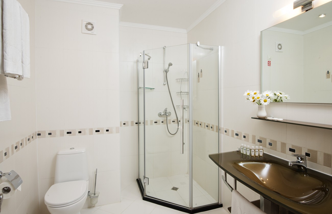 DBL_BATHROOM.jpg