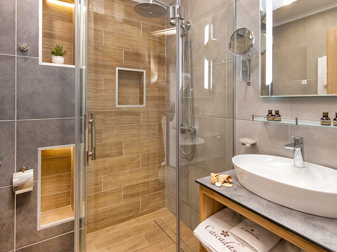 App_1_bedroom_Deluxe_Bathroom.jpg
