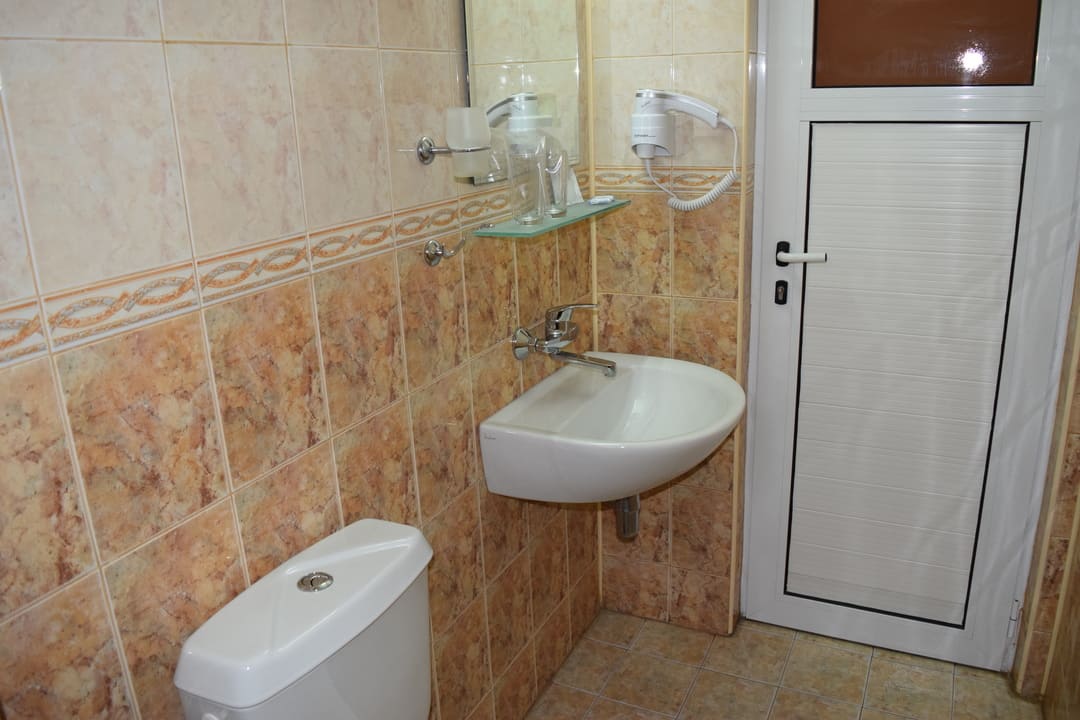 DBL_Bathroom.jpg