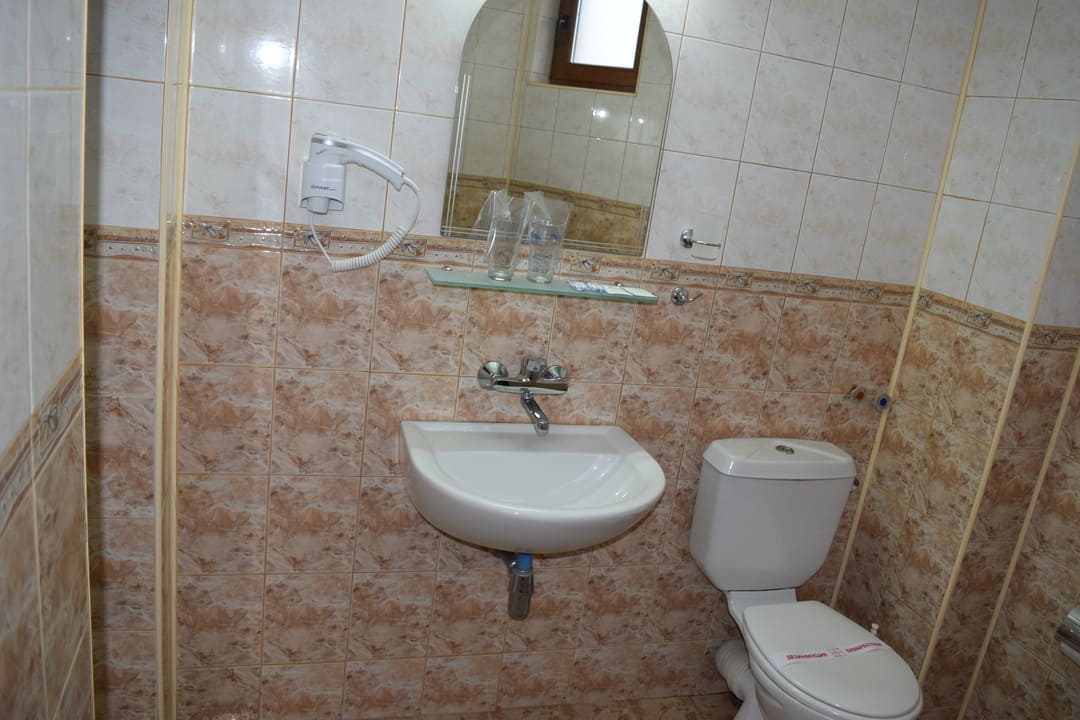 Studio_Bathroom.jpg