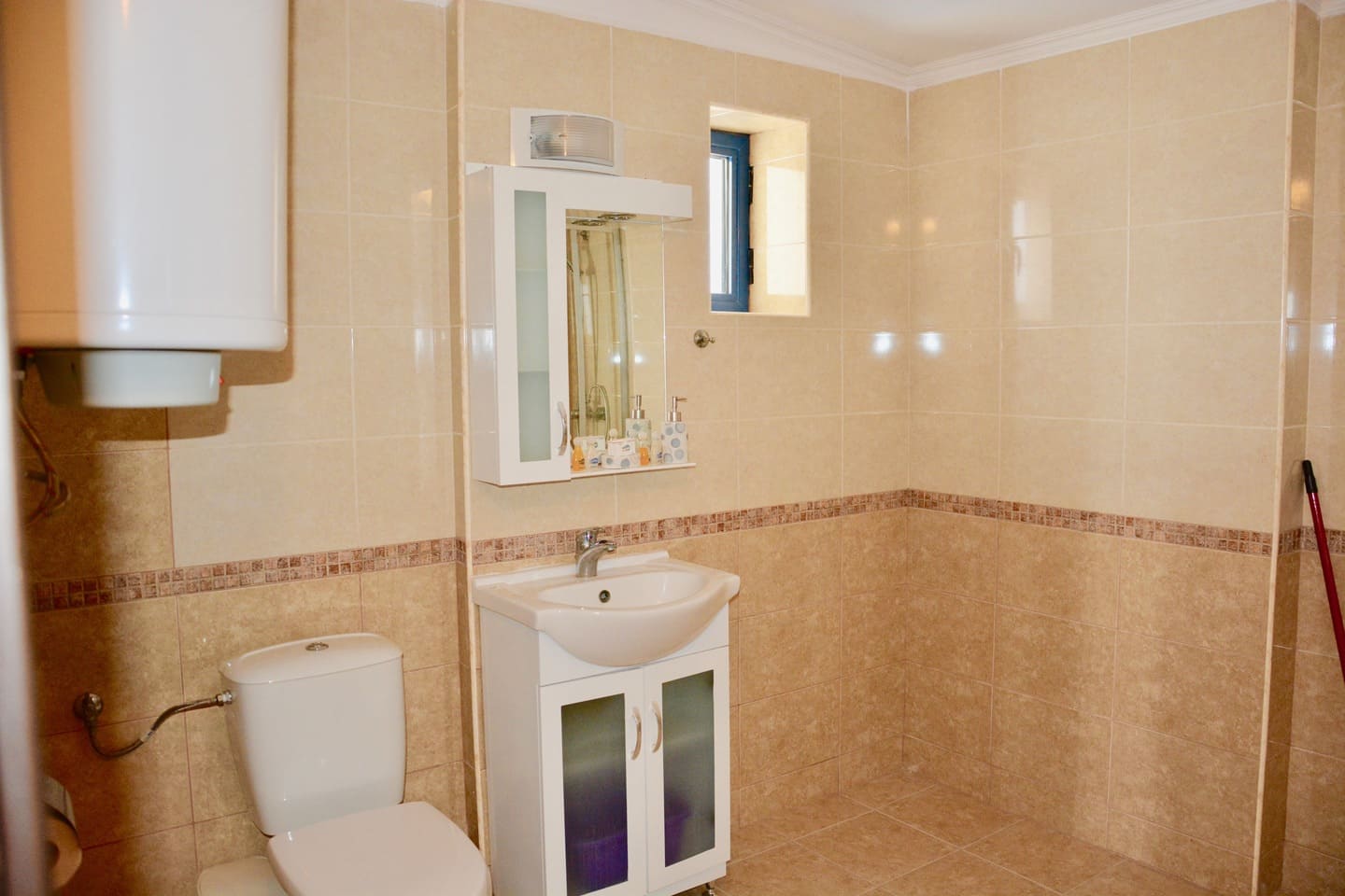 App_1_Bed_Bathroom.jpeg