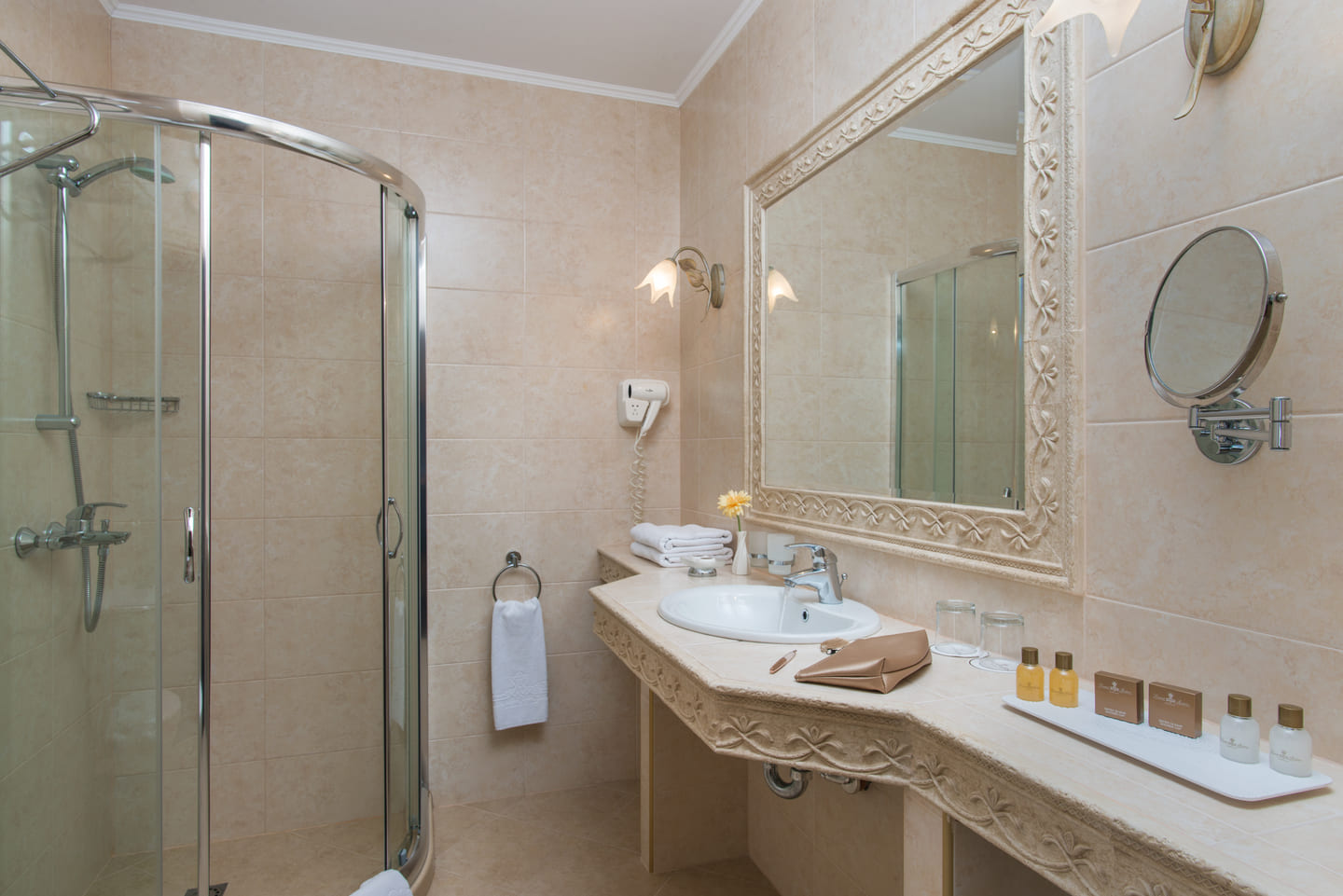 App_1_Bedroom_Bathroom.jpg