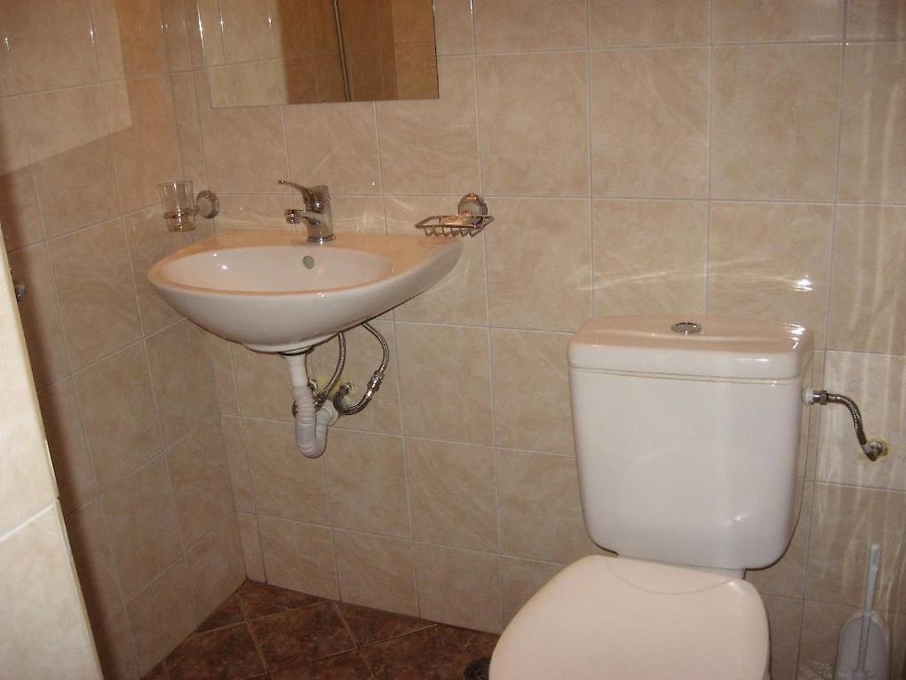 DBL_Large_Bathroom.jpg