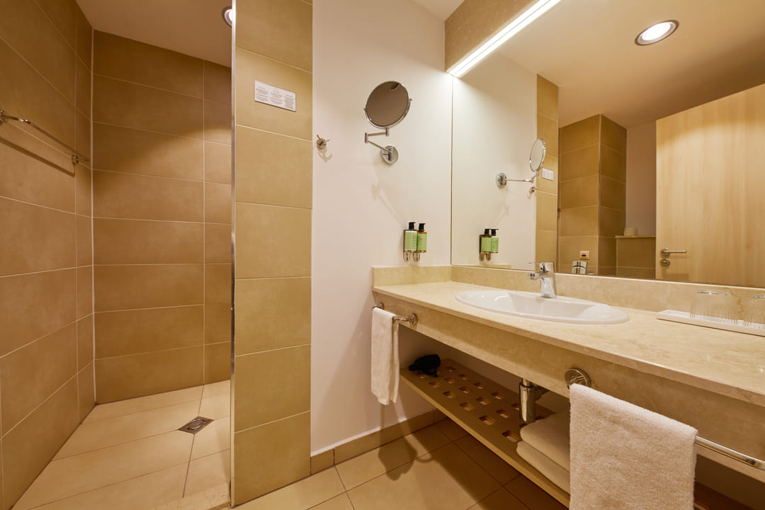 DBL_Deluxe_Park_Bathroom.jpg