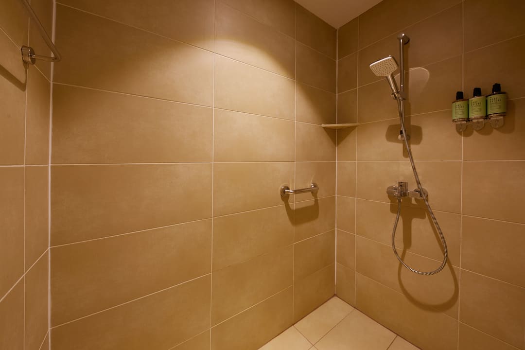 DBL_Deluxe_Park_Bathroom_1.jpg