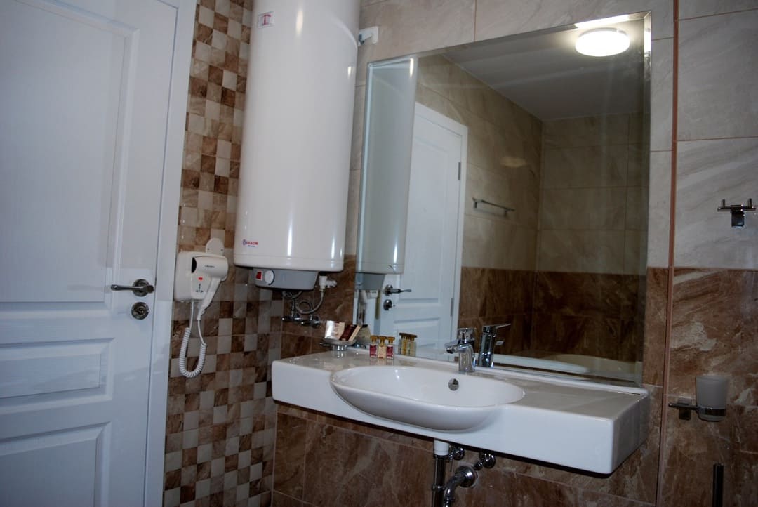 bathroom_6.jpeg