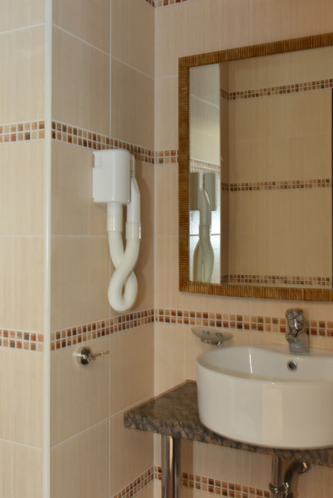 App_1_Bedroom_Bathroom.jpg