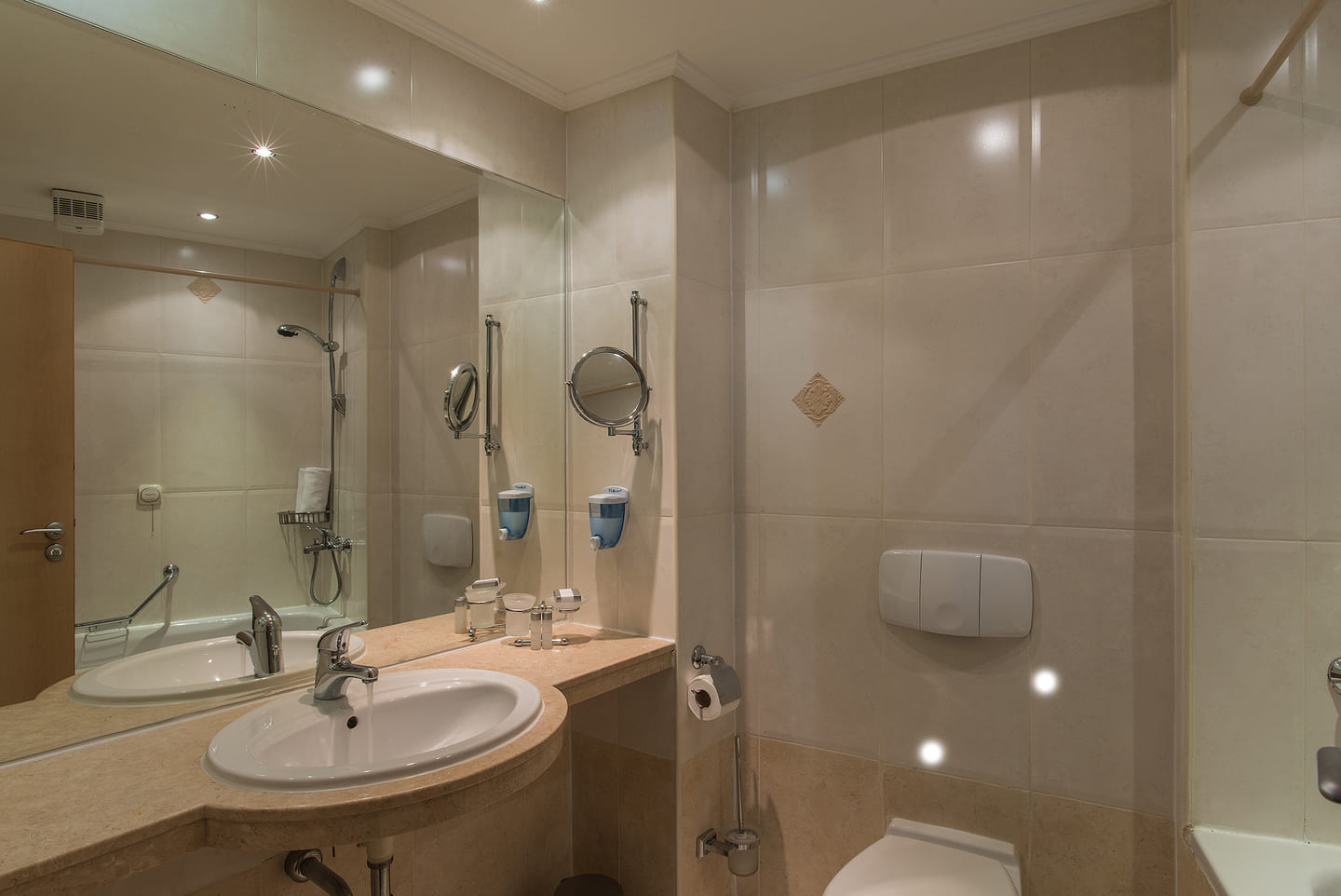 App_1_Bedroom_Bathroom_2.jpg