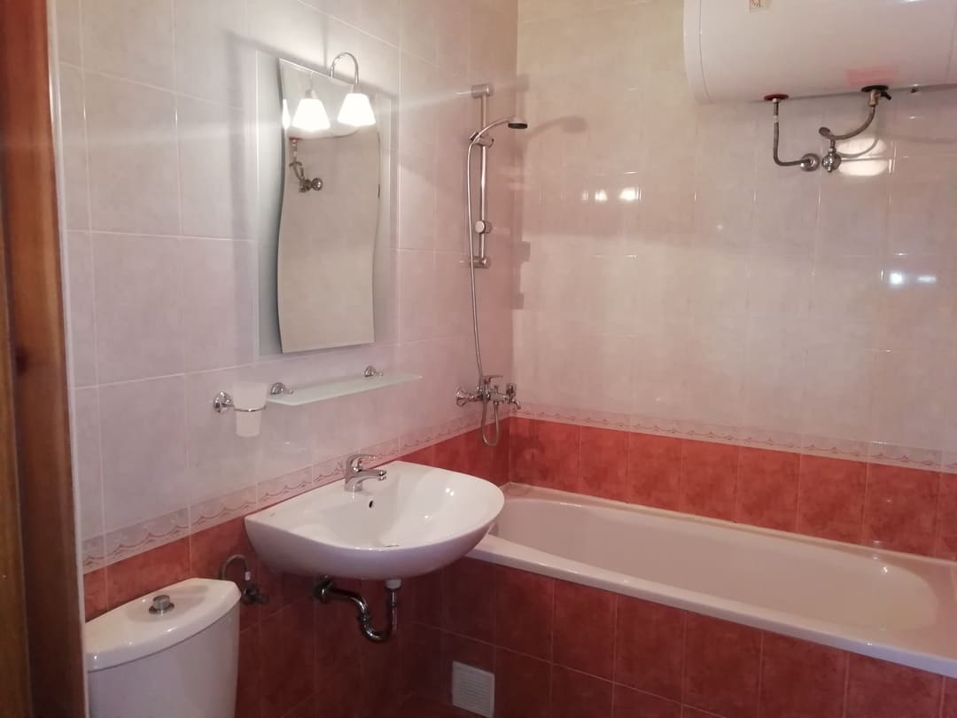 Studio_Bathroom_1.jpg