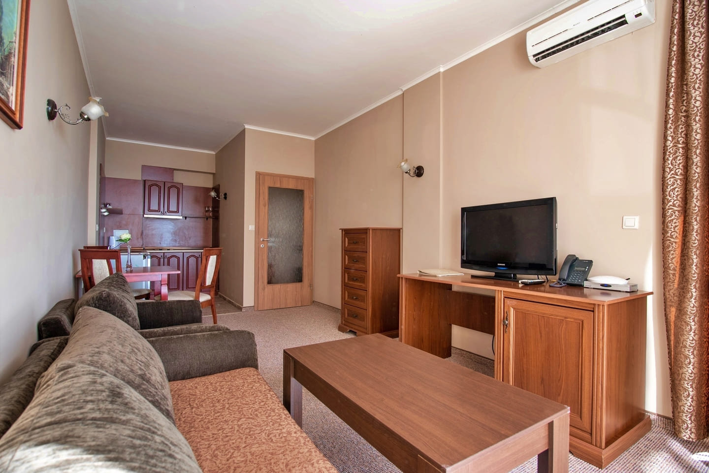 Suite_City_View_5.jpg