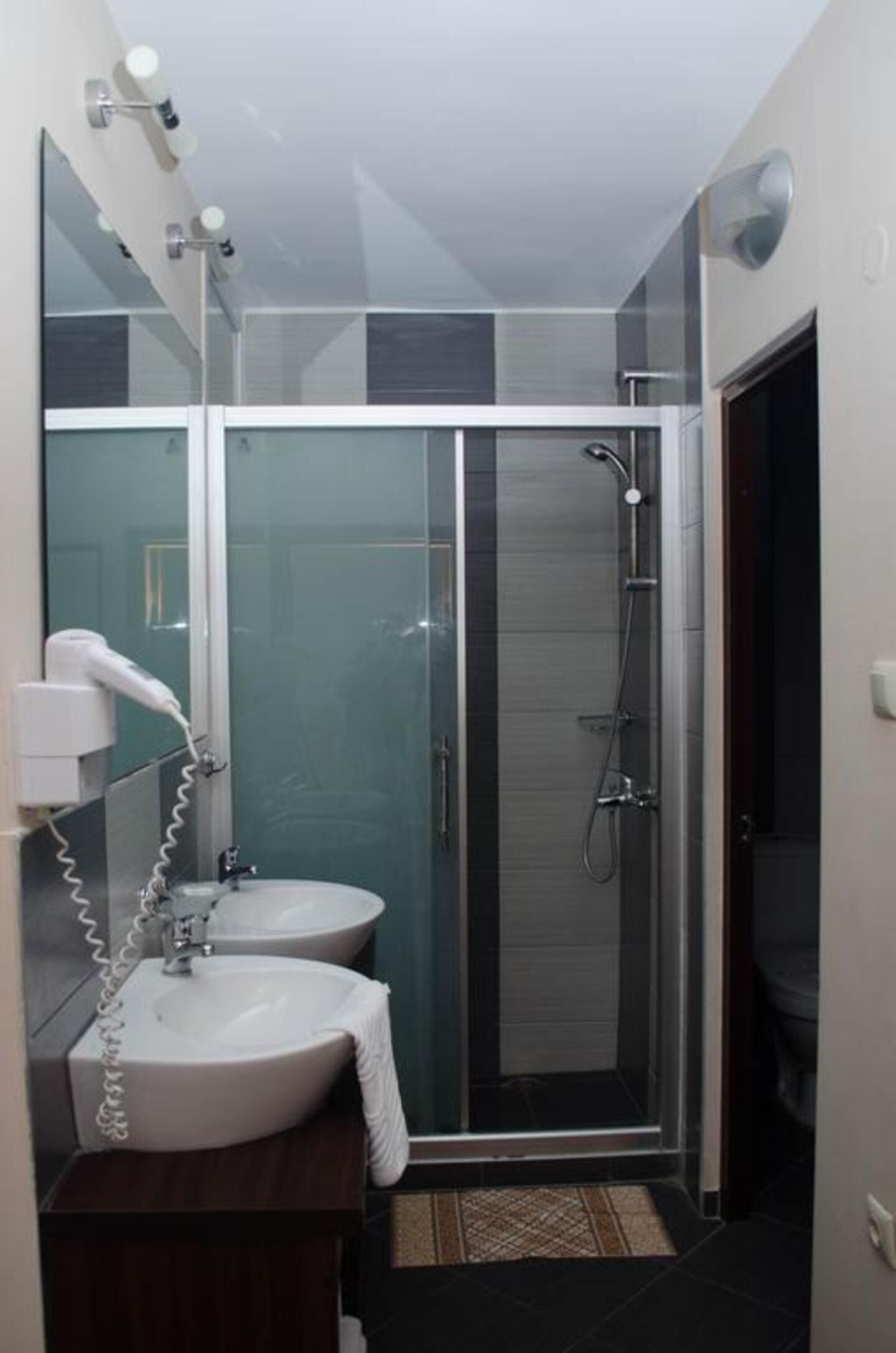 App_Bathroom_2.jpg