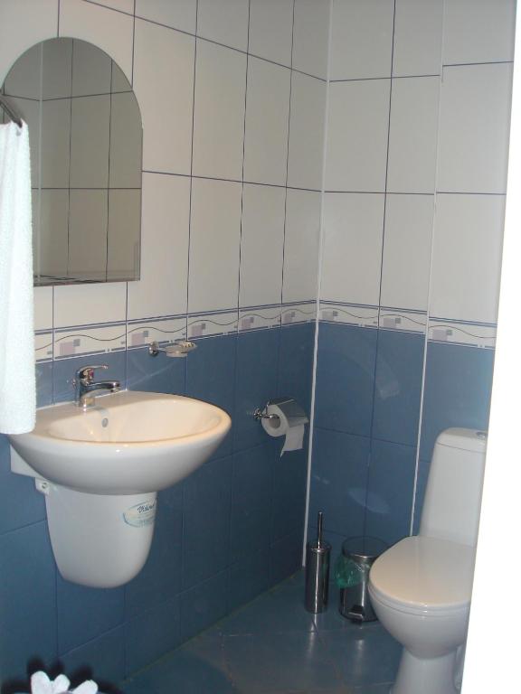 DBL_Bathroom.jpg