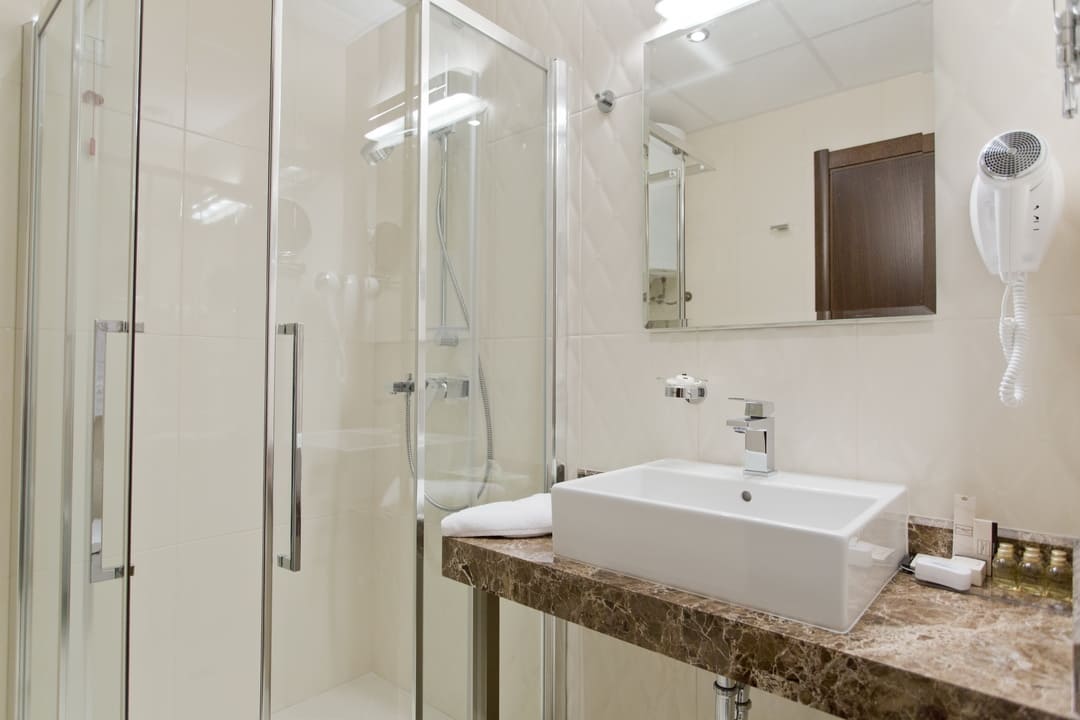 Studio_Bathroom.jpg