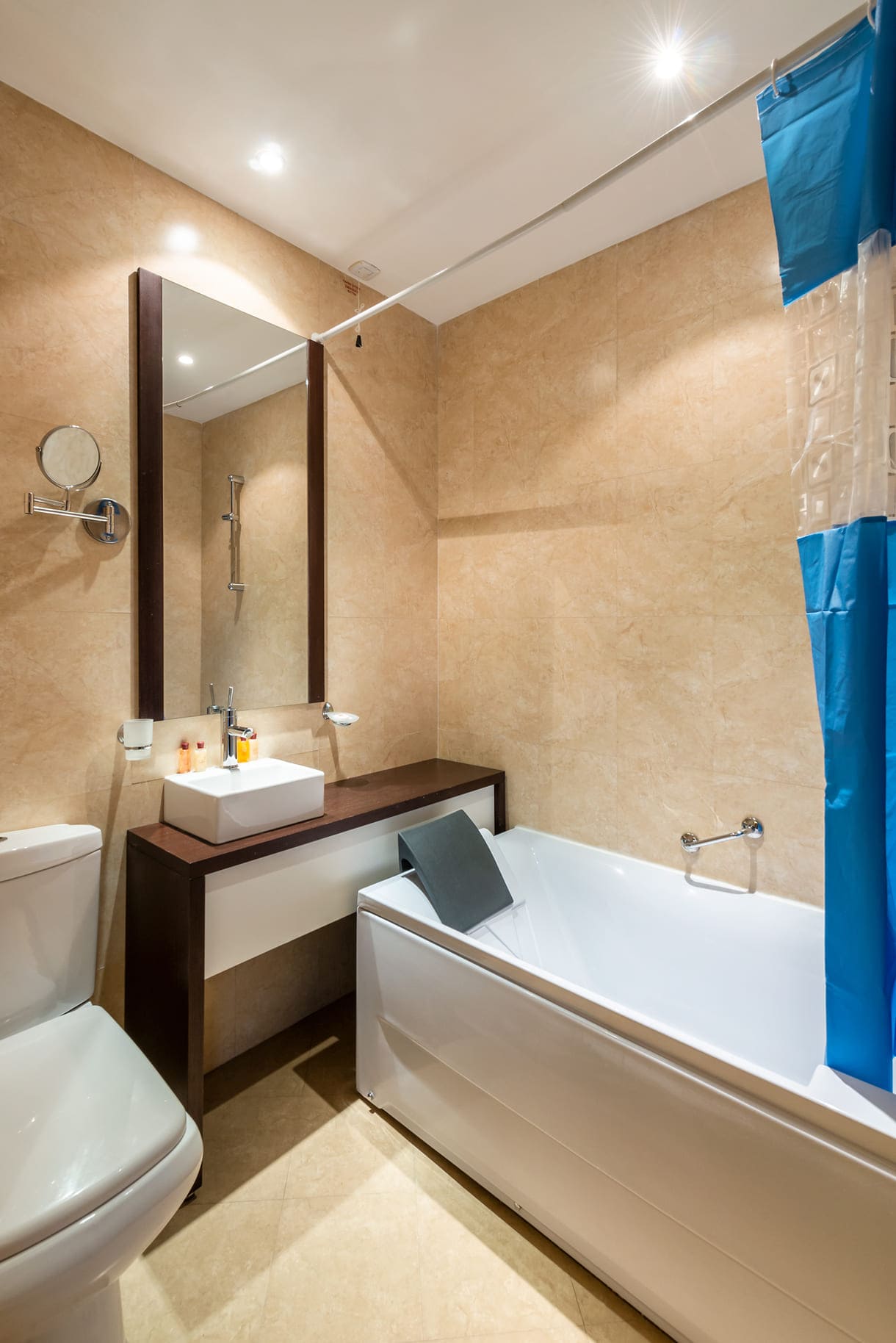 App_1_Bed_Bathroom.jpg