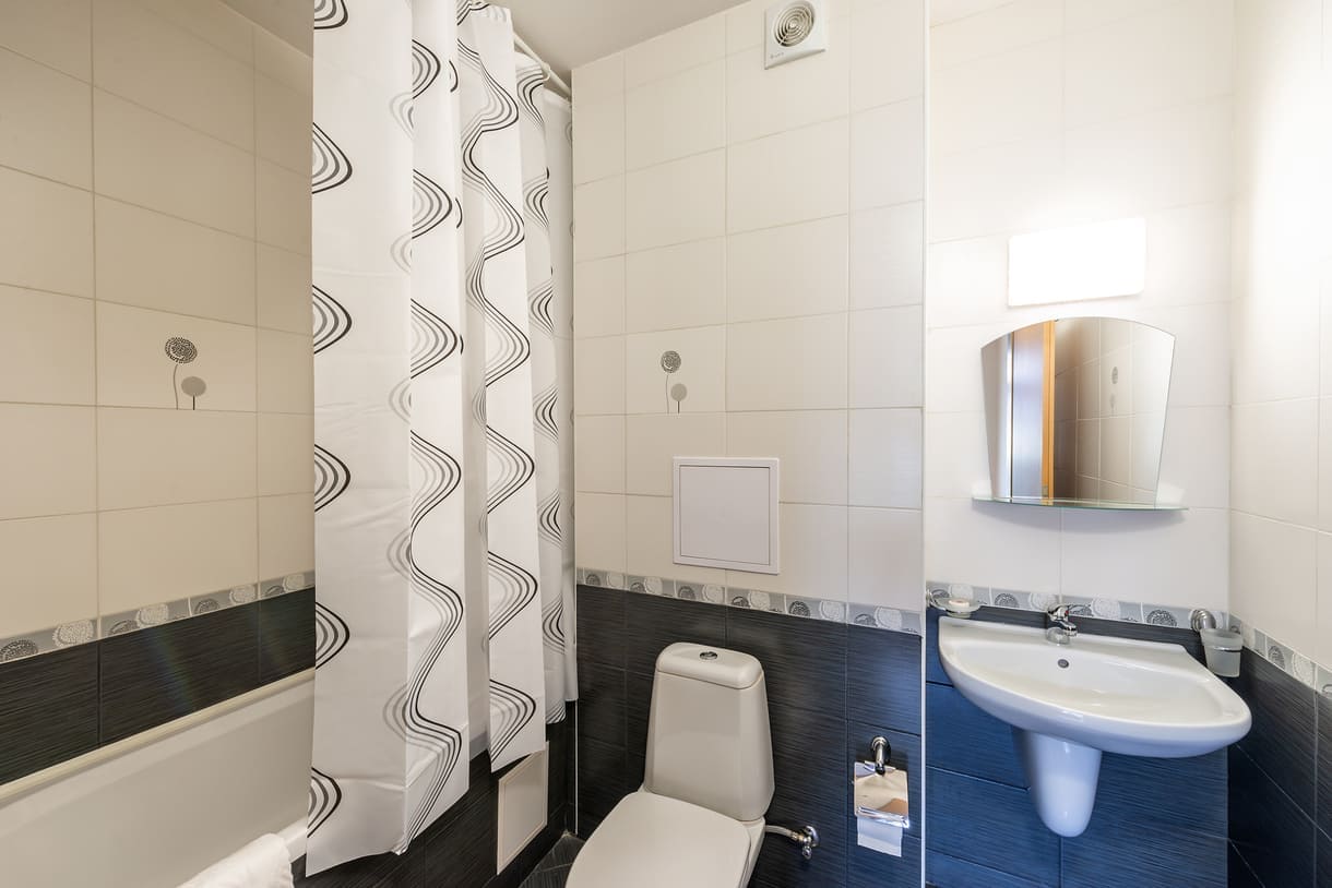 Studio_Bathroom_1.jpg