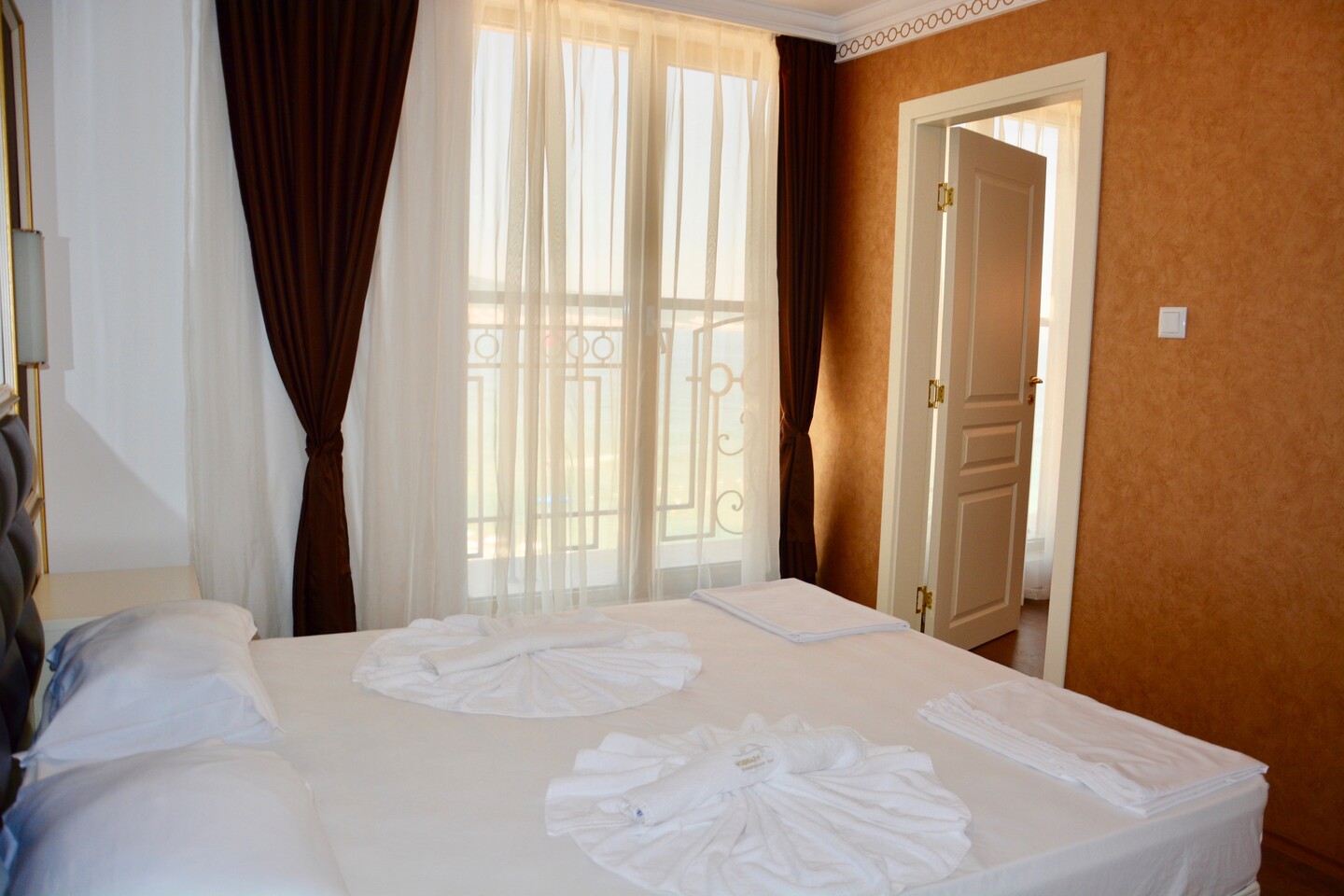 App_1_Bed_Sea_View_7.jpg