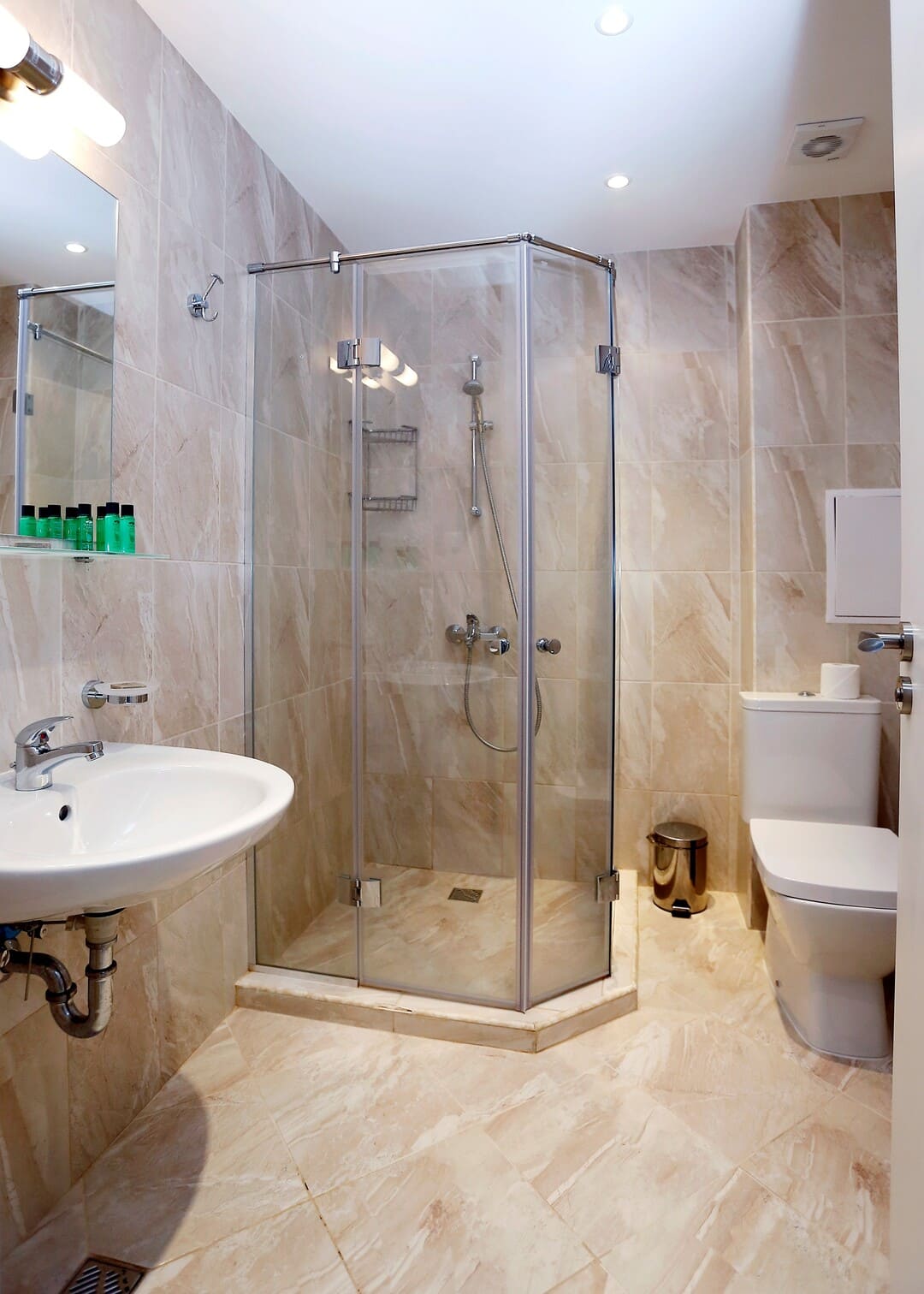 App_1_Bed_Superior_Bathroom.jpg