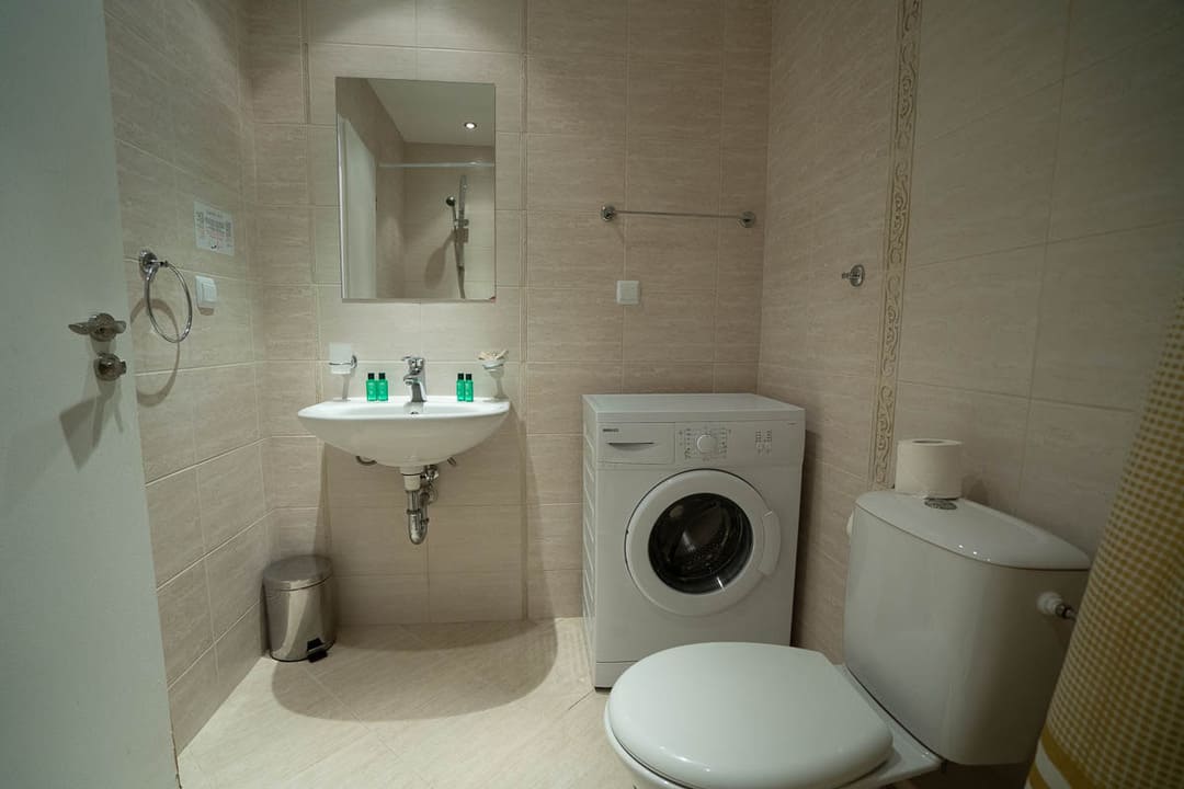 App_2_Bed_Bathroom.jpg