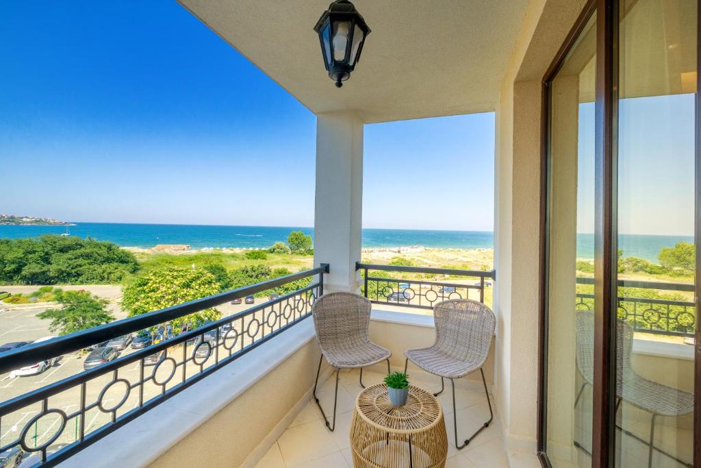 App_Balcony_1.jpg