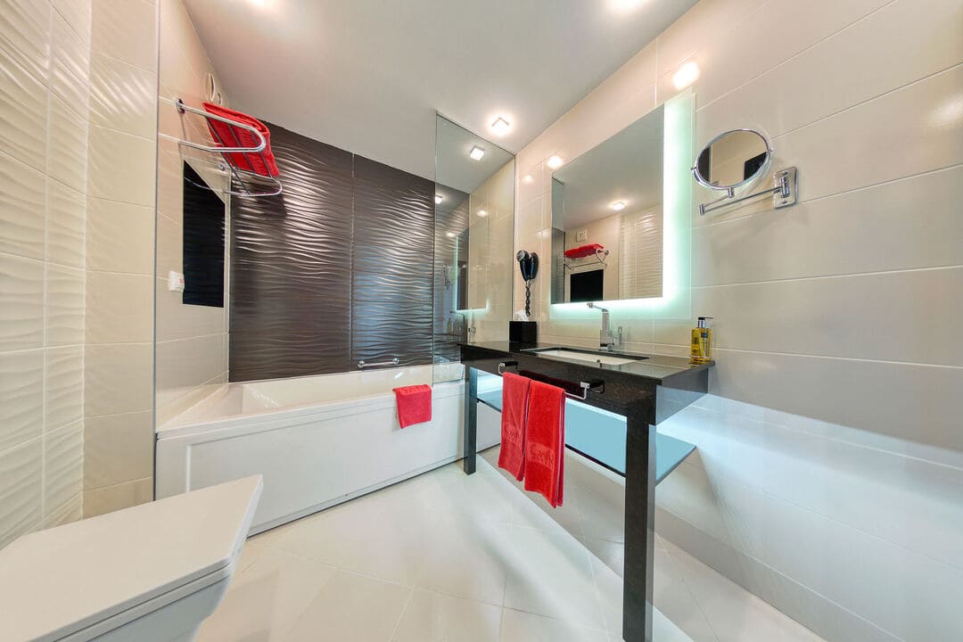 Junior_Suite_Bathroom_1.jpg