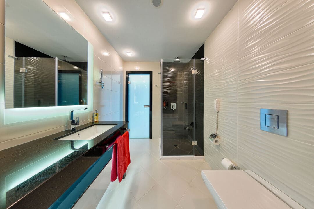 DBL_ybathroom.jpg