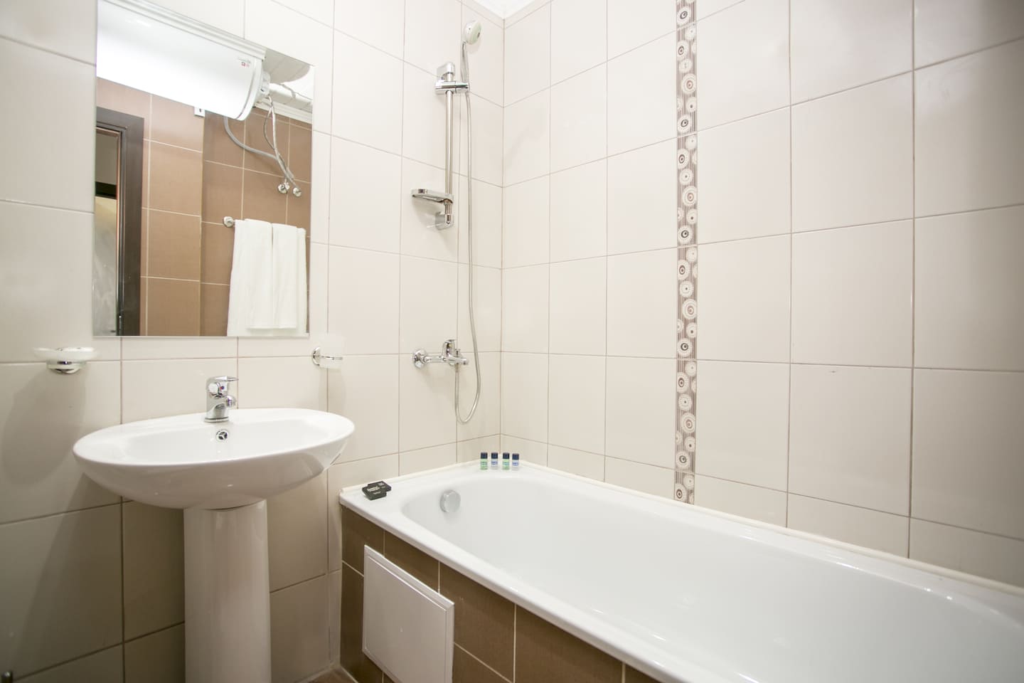 App_1_Bed_Bathroom.jpg