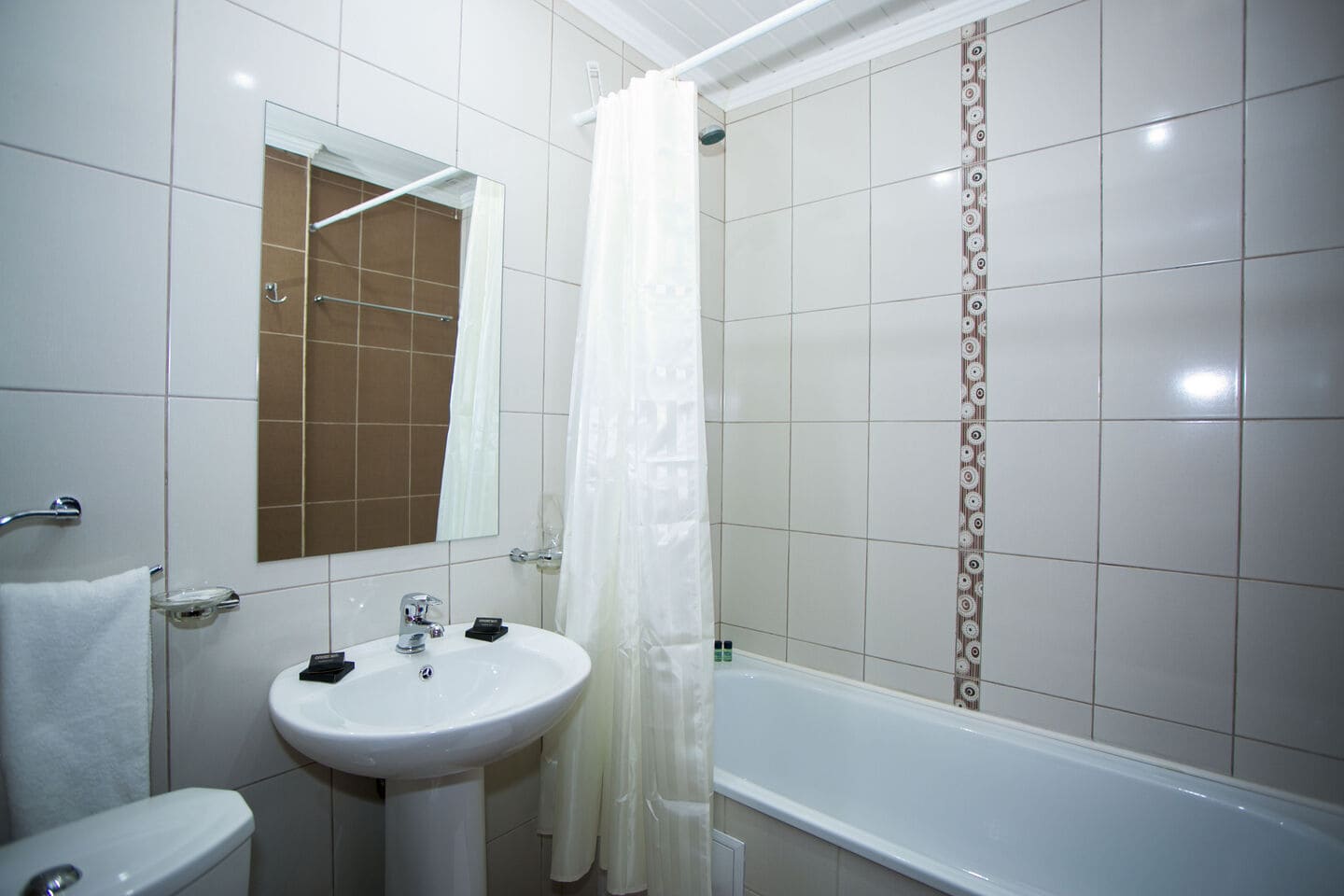 App_2_Bed_Bathroom.jpg