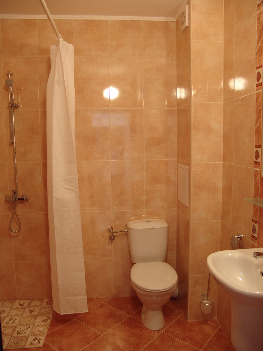App_1_Bed_Bathroom.jpg