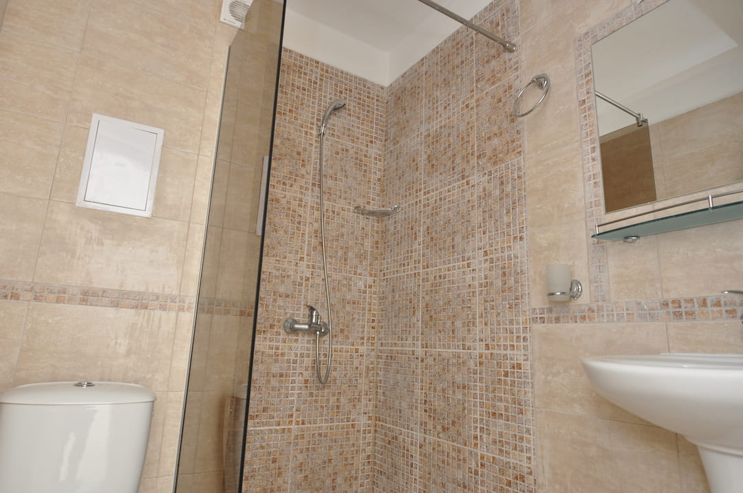 App_1_Bed_Bathroom.jpg