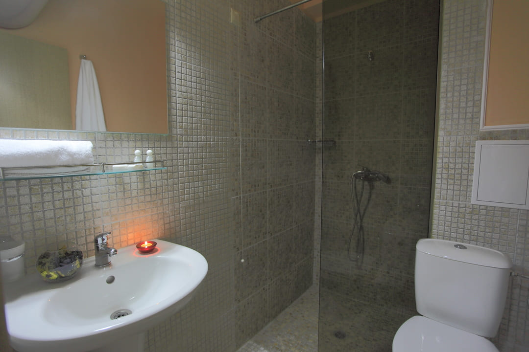 Studio_Bathroom.jpg