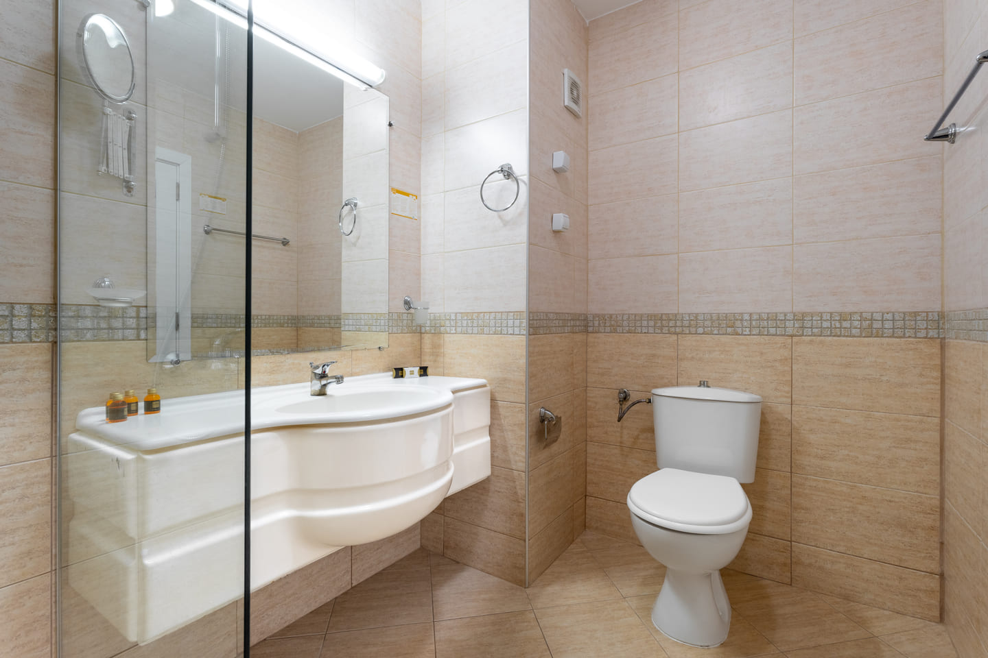 DBL_Bathroom_.jpg