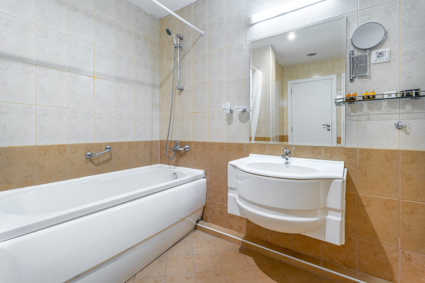 Suite_Bathroom.jpg